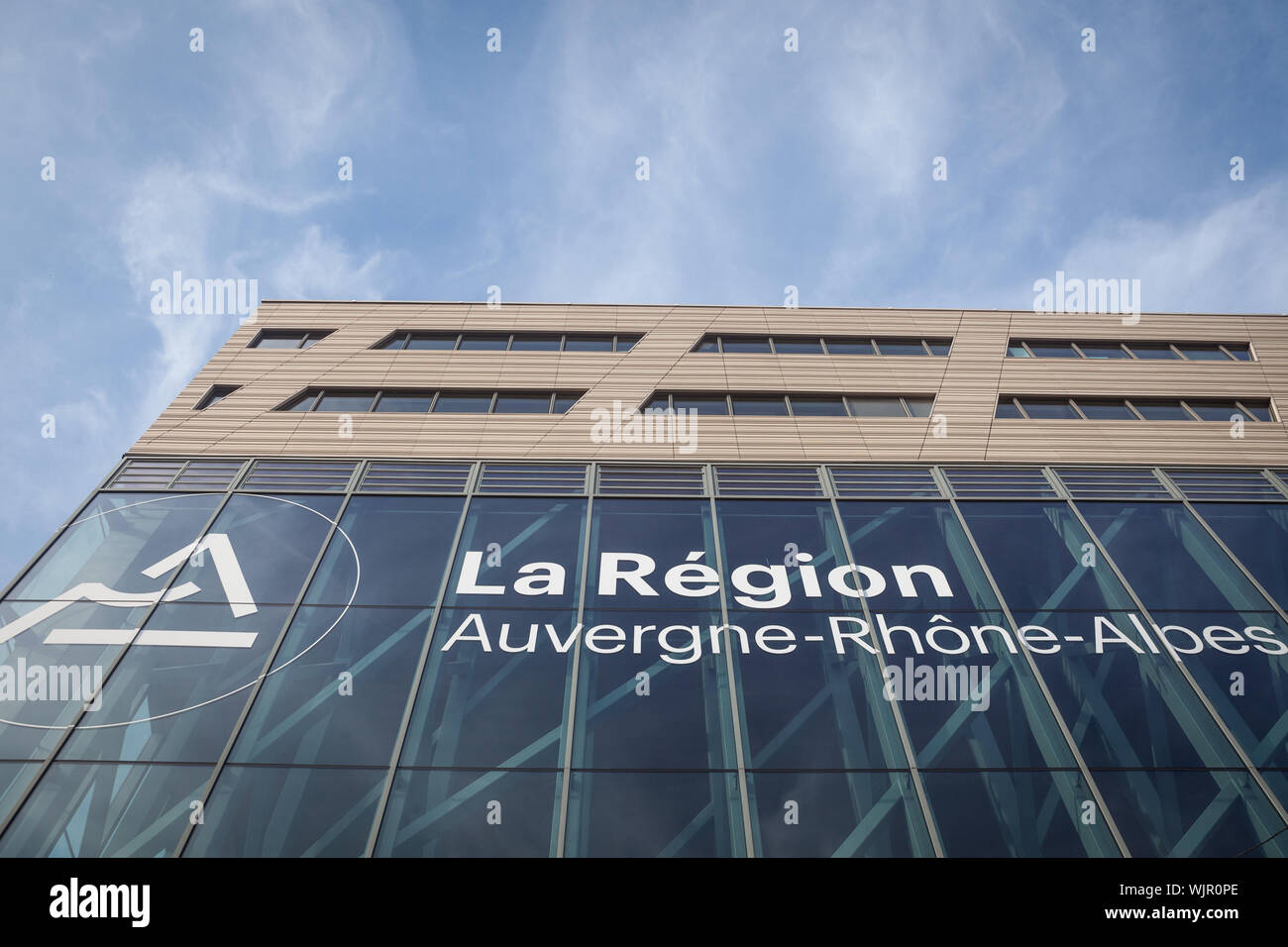 LYON, FRANCE - Le 18 juillet 2019 Région : Auvergne Rhone Alpes logo en face de leur bureau principal. Également appelé aura, c'est une nouvelle direction de la ligue régionale Banque D'Images