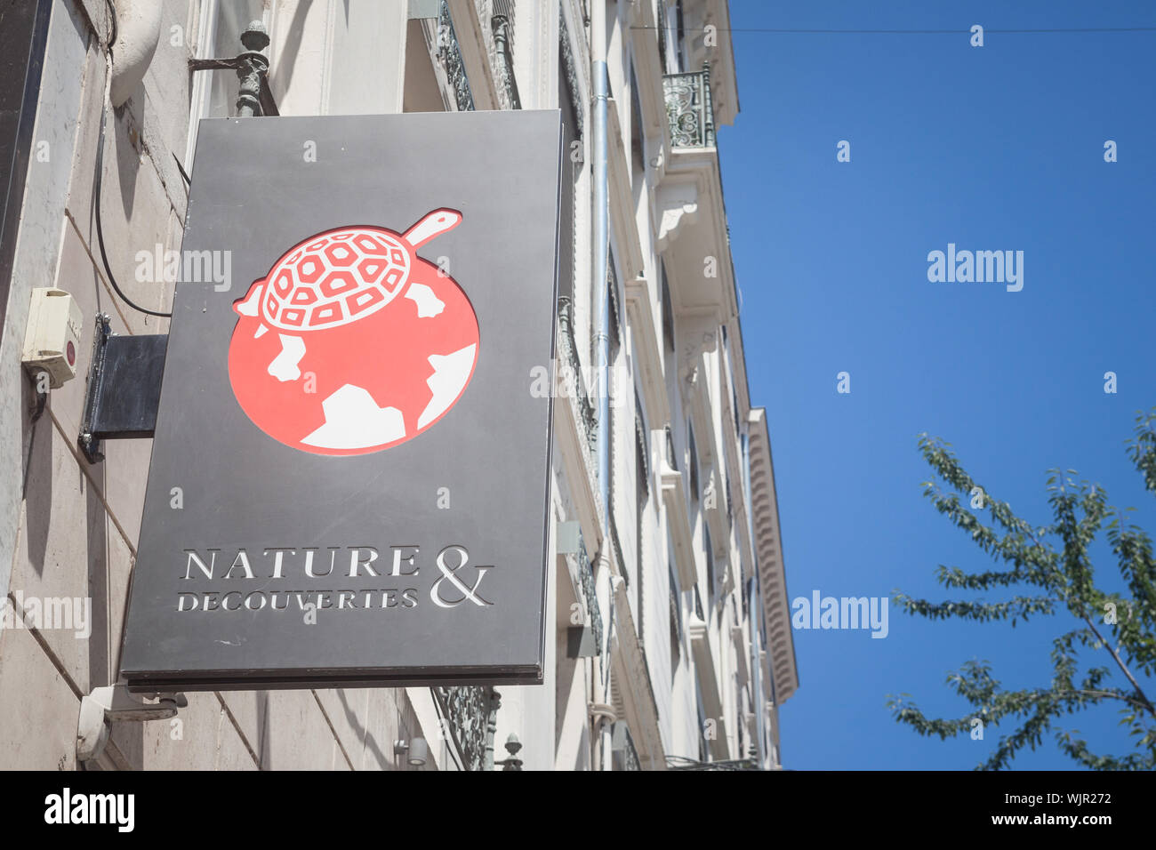 LYON, FRANCE - 19 juillet 2019 : Nature et Decouvertes logo sur leur magasin principal de Lyon. Nature et Decouvertes est une chaîne française de magasins qui vendent des marchandises Banque D'Images