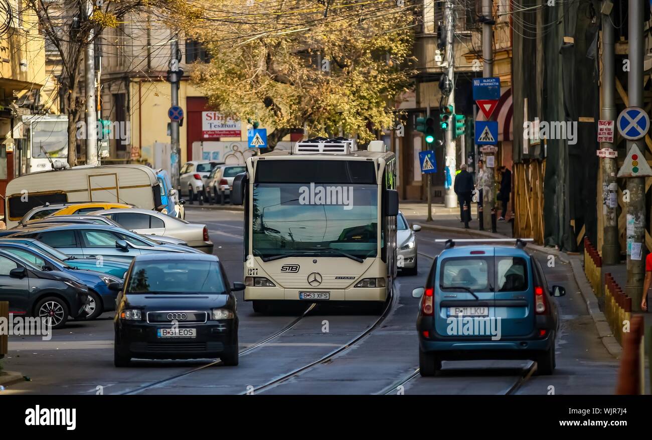 Bucarest, Roumanie - 28 octobre 2018 : l'un des autobus Citaro 1000 acheté, entre 2005 et 2009, par l'Hôtel de ville de Bucarest de Mercedes-Benz trave Banque D'Images