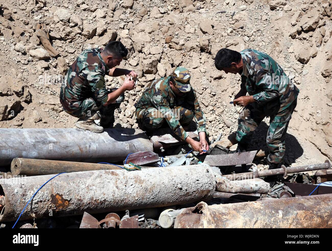 Damas, Syrie. 3e, 2019 Sep. Des soldats syriens démanteler une bombe dans l'Est de Ghouta campagne de Damas, en Syrie, le 3 septembre 2019. La presse officielle syrienne a déclaré que l'armée est le désamorçage de gauche par les rebelles d'armes dans l'Est de Ghouta. Credit : Ammar/Safarjalani Xinhua Banque D'Images