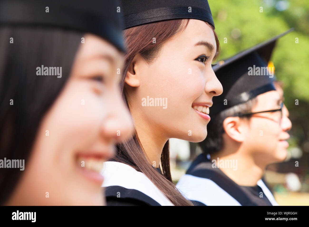 Un joyeux groupe de jeunes diplômés à l'obtention du diplôme Banque D'Images