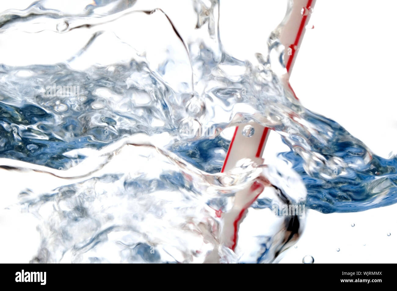 La paille et les bulles d'eau isolé sur fond blanc Banque D'Images