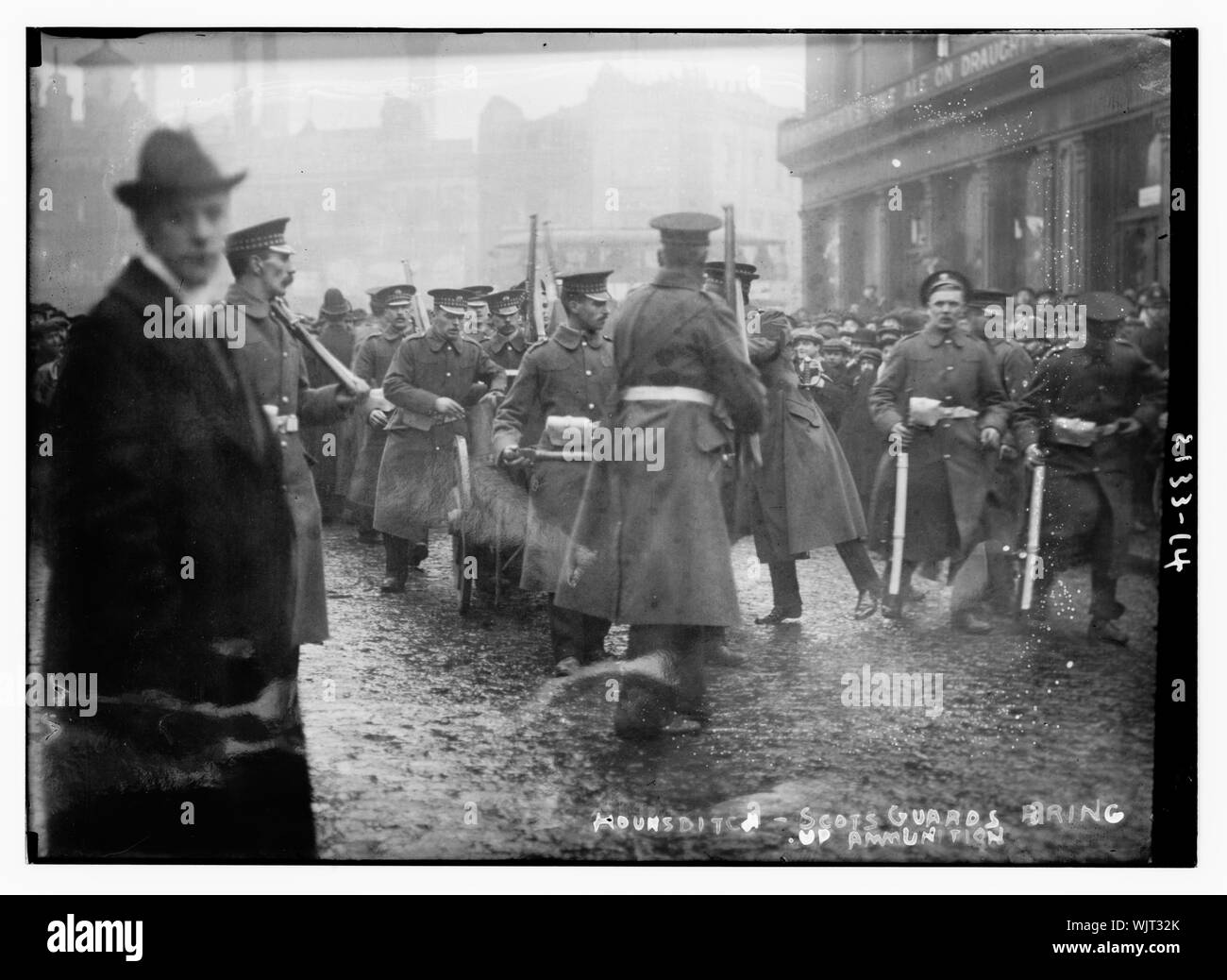 Hounsditch, Scots Guards apporter les munitions Banque D'Images