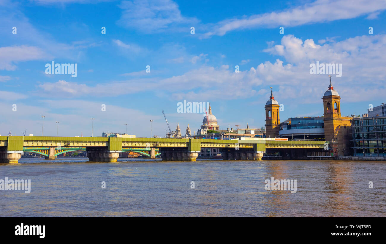 Londres, Royaume-Uni - 15 mai 2018 : Vue de la ville de Londres avec la Tamise Banque D'Images