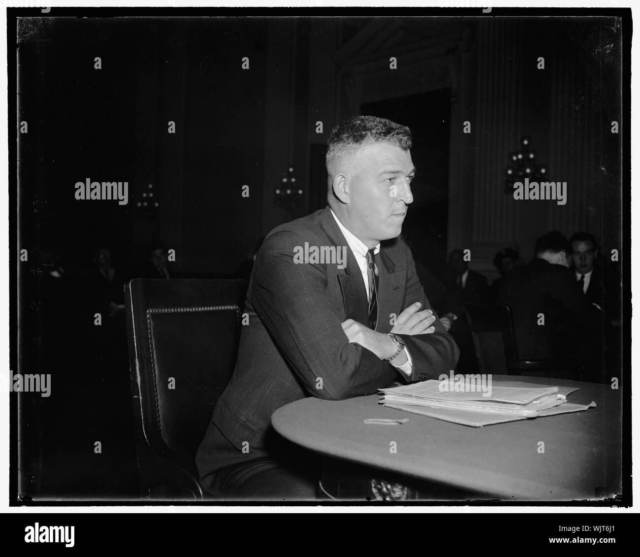 Comité de la chambre entend des activités de lecture. Washington, D.C., le 21 octobre. Edwin Hughes, un capitaine de la police à Flint (Michigan), les enquêteurs de la Chambre a dit aujourd'hui qu'un homme qu'il sait qu'un communiste utilisé un son chariot pour inciter à l'émeute à Fisher Body Flint's Planet en 1937. Il est démontré qu'il était apparu sur le stand, 10/21/38 Banque D'Images