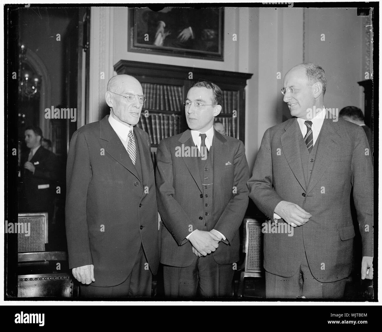 Chambre bataille blocs en accentuation et nouveau clapet de loi. Washington, D.C., 10 févr. 12. Le président Edward Taylor, (D. Le colonel) de la House Appropriations Committee préparé aujourd'hui pour rencontrer l'opposition à l'insuffisance de 250 000 000 $ Projet de loi de secours deux factions du congrès, ceux qui veulent doubler et ceux qui voudraient le couper en deux. Essaie de savoir comment l'argent sera obtenu étaient De gauche à droite : Rempl. Taylor ; A.J. Altmeyer, Président du Conseil de la sécurité sociale ; et Sec. du Trésor, Henry Morgenthau, 2/12/38 Banque D'Images