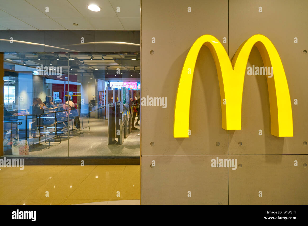 HONG KONG, CHINE - circa 2019, février : restaurant McDonald's à Hong Kong. Banque D'Images