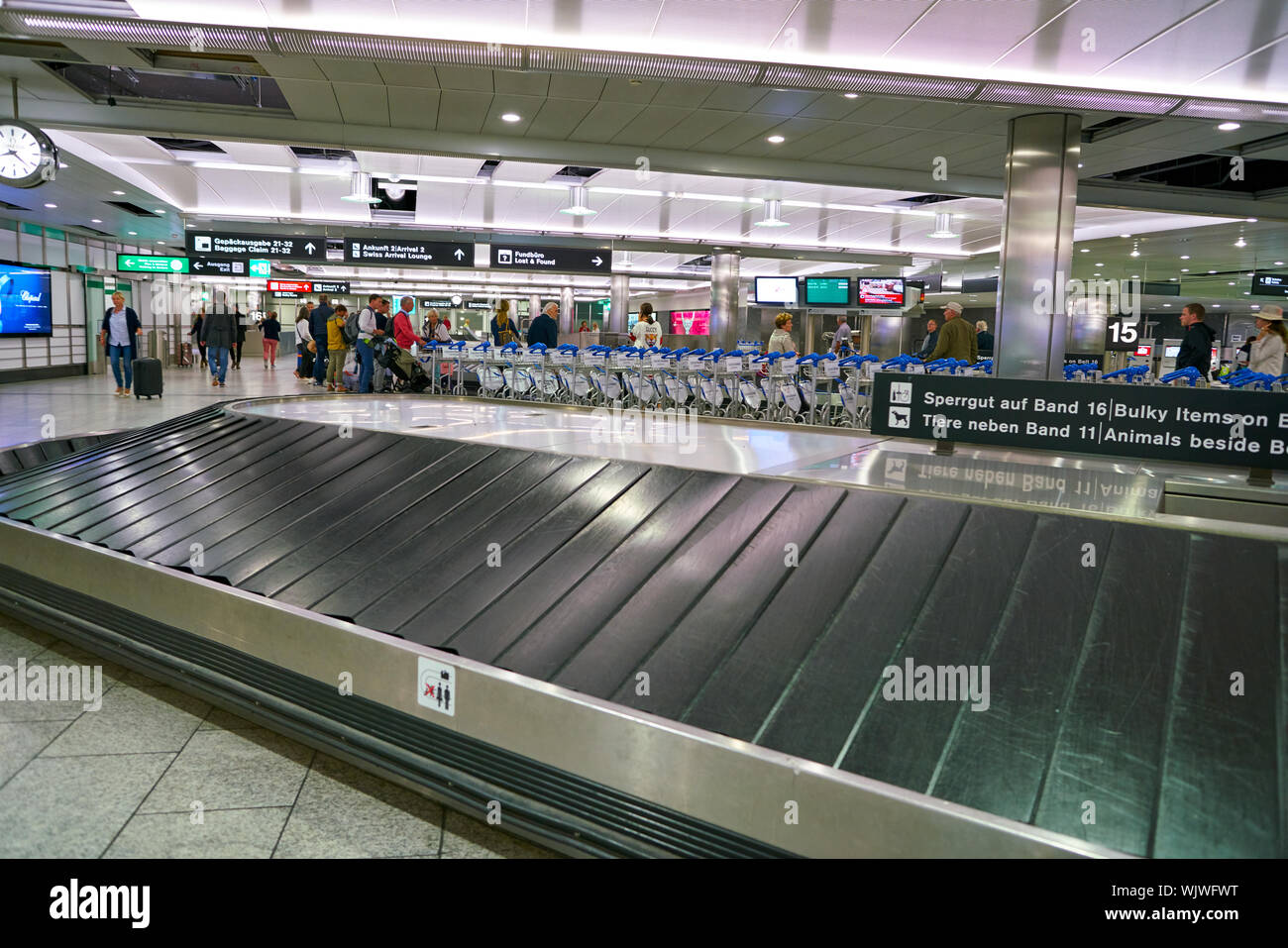ZURICH, SUISSE - circa 2018, octobre : zone de retrait des bagages à l'Aéroport International de Zurich. Banque D'Images