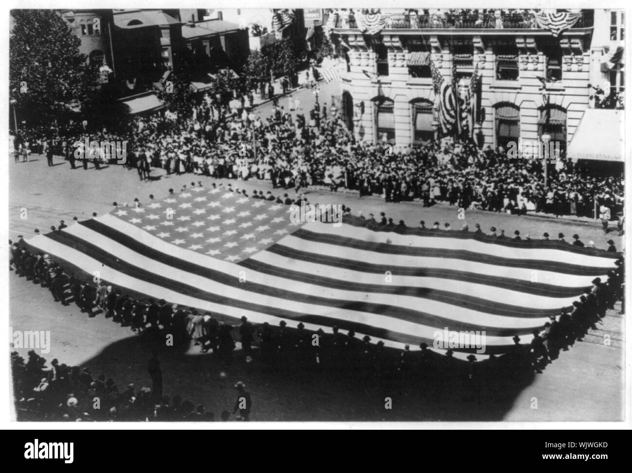 Immense drapeau porté par un groupe important d'hommes dans un défilé G.A.R. à Washington, D.C. Banque D'Images