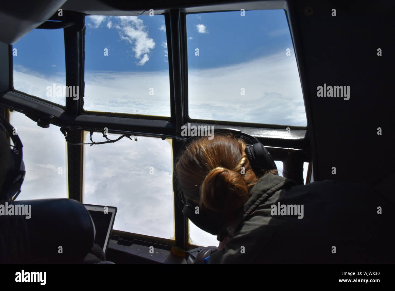 Nassau, Bahamas. 02 Septembre, 2019. Vue depuis le cockpit du mur à l'intérieur de l'œil de l'Ouragan Dorian prises par les États-Unis 53e Escadron de reconnaissance météo, connu sous le nom de Hurricane Hunters en survolant les Bahamas le 2 septembre 2019 près de Nassau, aux Bahamas. Catégorie 5 l'ouragan mortel Dorian calé pendant 40 heures sur l'île nation provoquant des destructions massives. Crédit : Christopher Carranza/USAF/Alamy Live News Banque D'Images