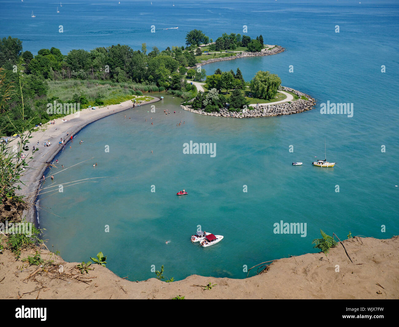TORONTO - Juillet 2018 : Les lagunes peu profondes sur les bords du lac Ontario, près de la Scarborough Bluffs sont appréciés pour la natation et la navigation de plaisance. Banque D'Images