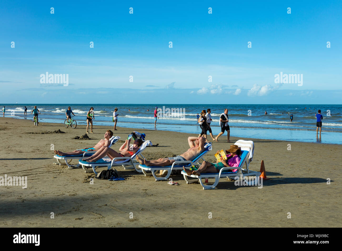 Port Douglas, Queensland, Australie. Four Mile Beach, à Port Douglas avec la toile de fond de montagnes couvertes de nuages dans le Grand Nord tropical Reine Banque D'Images