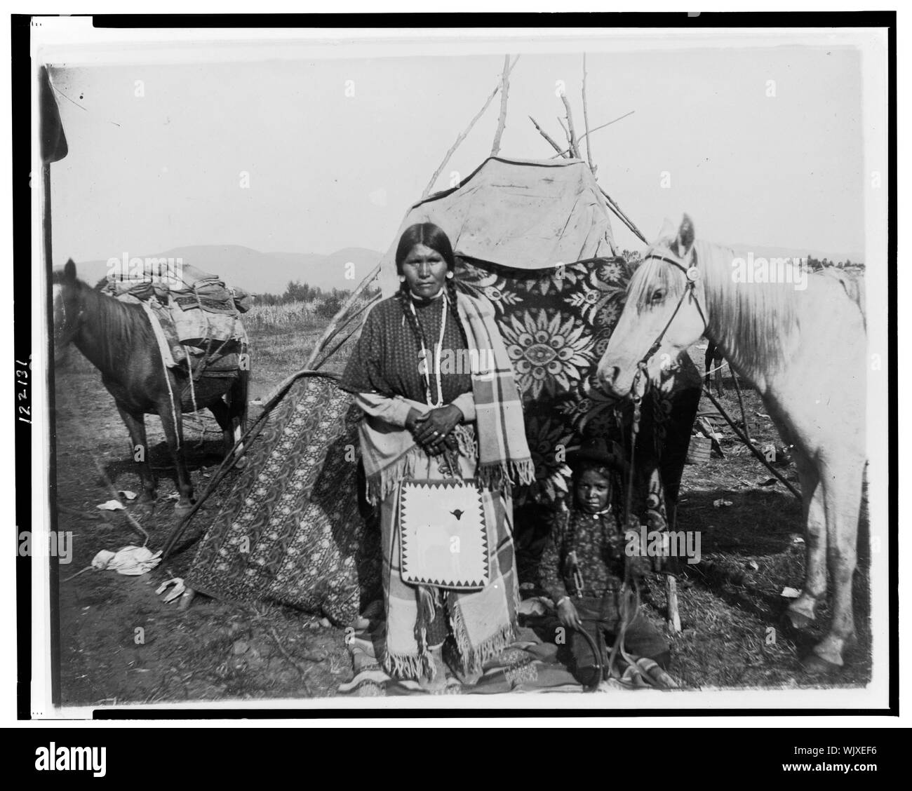 I-ah-à-tonah, ou petite femme, la montagne et un fils-last-Sauked, ou à la recherche-loin-off Banque D'Images