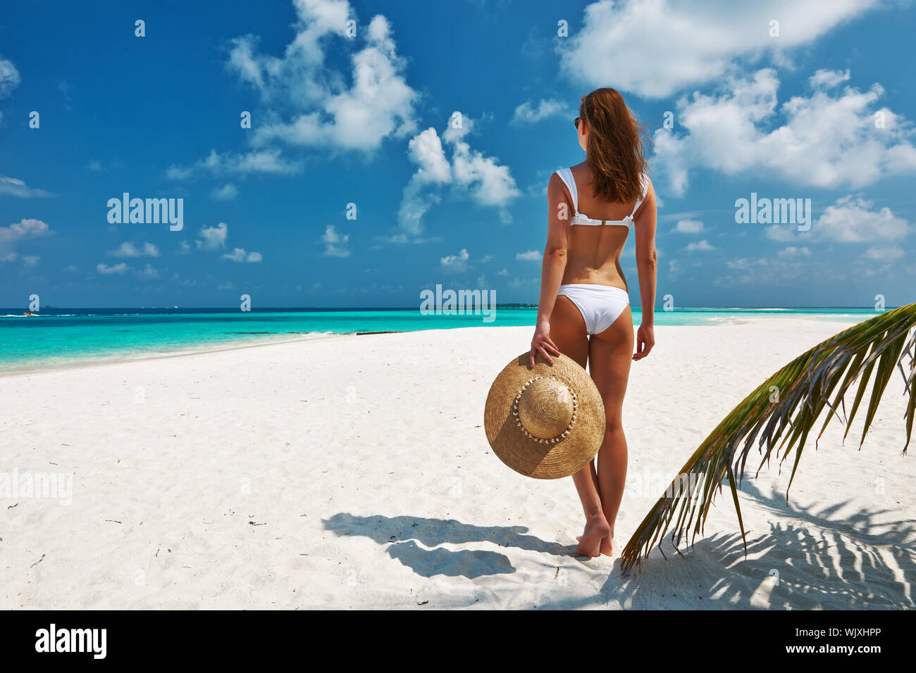 Woman in bikini sur une plage tropicale à Maldives Photo Stock - Alamy