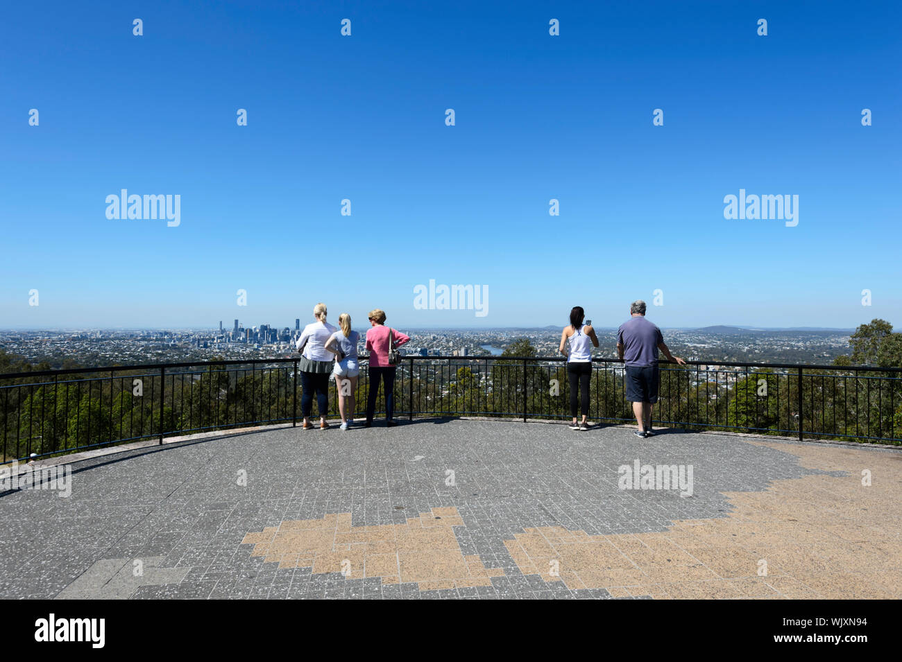 Les visiteurs qui cherchent à la vue panoramique de la ville de Brisbane à partir d'observation du Mt Coot-tha, Queensland, Queensland, Australie Banque D'Images