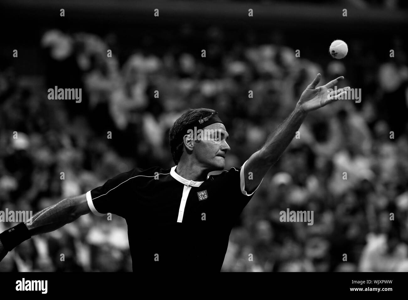 Flushing Meadows, New York, United States - 3 septembre 2019. Roger Federer servant de Grigor Dimitrov de la Bulgarie au cours de leur quart de finale à l'US Open à Flushing Meadows, New York. Crédit : Adam Stoltman/Alamy Live News Banque D'Images