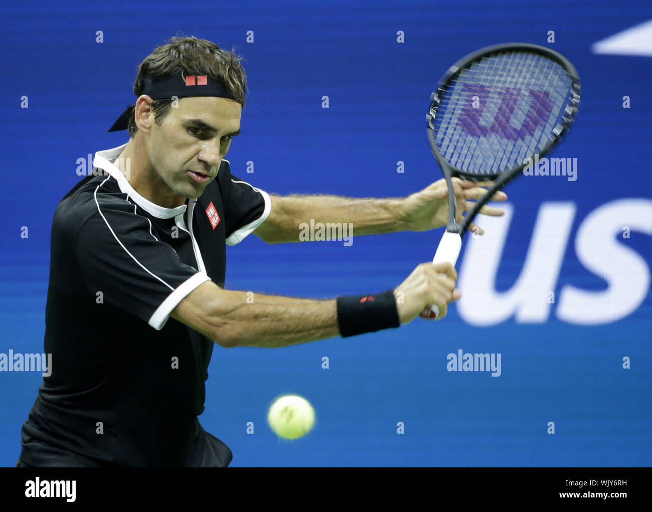 Flushing Meadow, aux États-Unis. 06Th Sep 2019. La Suisse de Roger Federer frappe un revers dans son quart de finale match contre Grigor Dimitrov de la Bulgarie dans l'Arthur Ashe Stadium à l'US Open 2019 Tennis Championships à l'USTA Billie Jean King National Tennis Center, le Mardi, Septembre 3, 2019 à New York. Photo de John Angelillo/UPI UPI : Crédit/Alamy Live News Banque D'Images