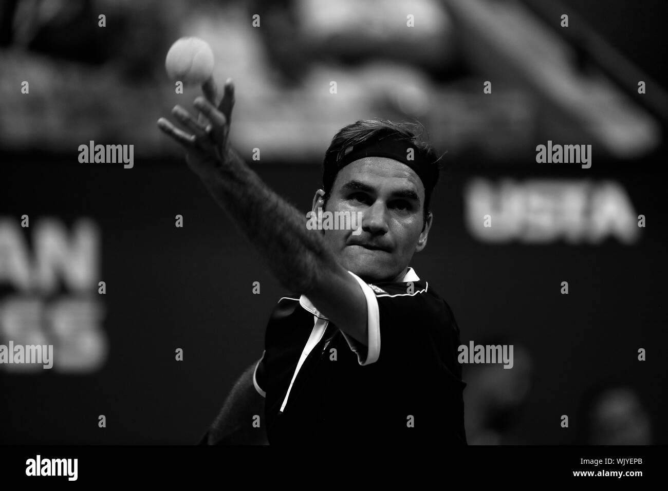 Flushing Meadows, New York, United States - 3 septembre 2019. Roger Federer servant de Grigor Dimitrov de la Bulgarie au cours de leur quart de finale à l'US Open à Flushing Meadows, New York. Crédit : Adam Stoltman/Alamy Live News Banque D'Images