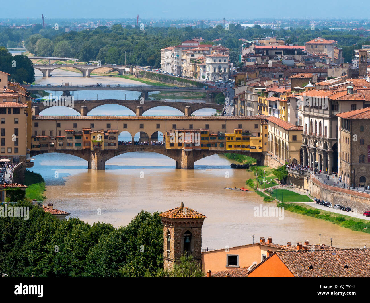 La lumière du soleil Vue de Florence, Ponte Vecchio, Palazzo Vecchio et Florence Duomo, Italie. L'architecture de Florence et monument, toits de Florence Banque D'Images