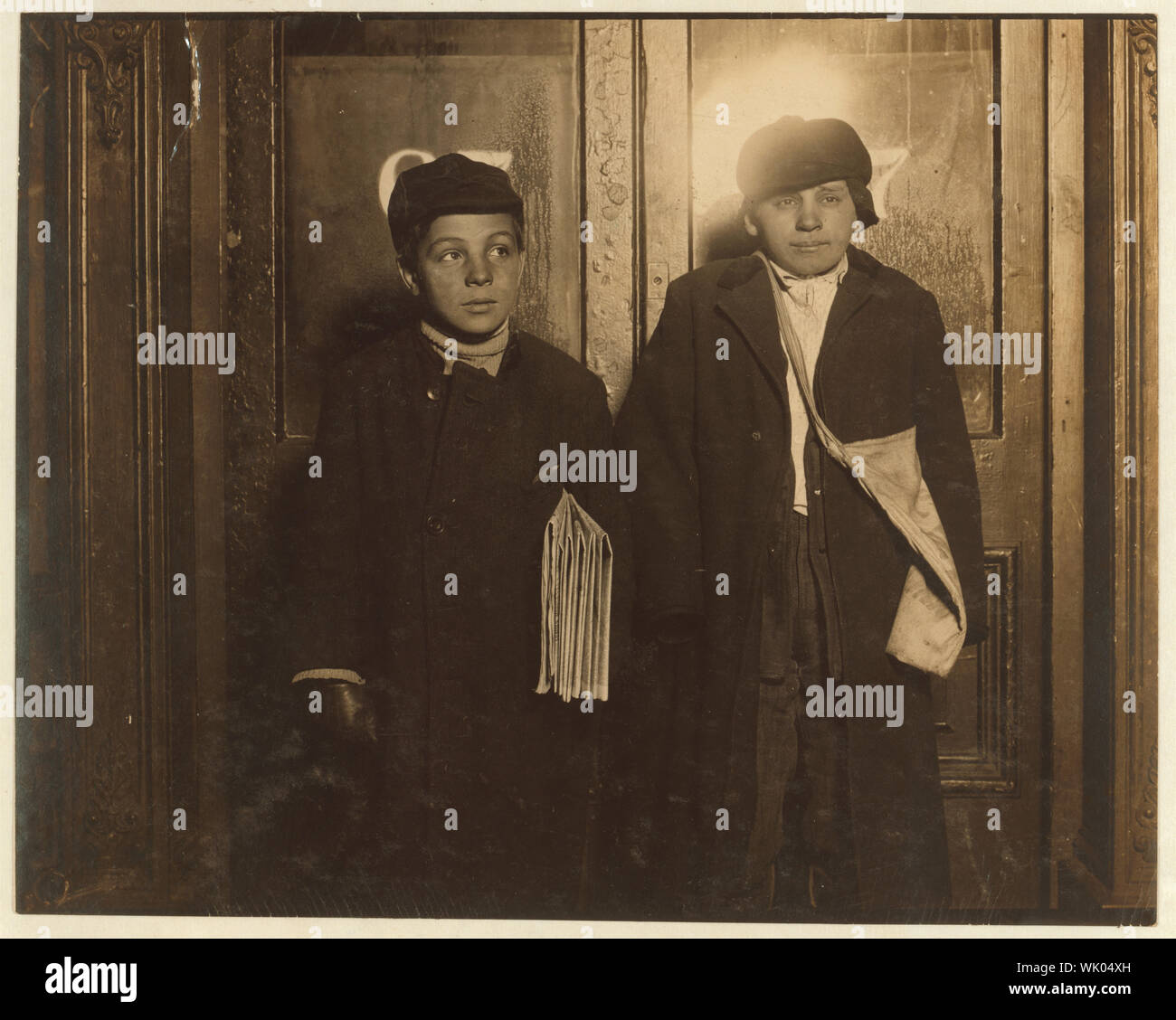 Dans un saloon porte à 8:30 De gauche à droite : George Cappello, 12 ans, 270 Jay Street. Laporter Frank, 13 ans, 47 Third Avenue. Résumé : des photographies sur les dossiers de la Commission nationale sur le travail des enfants (États-Unis) Banque D'Images