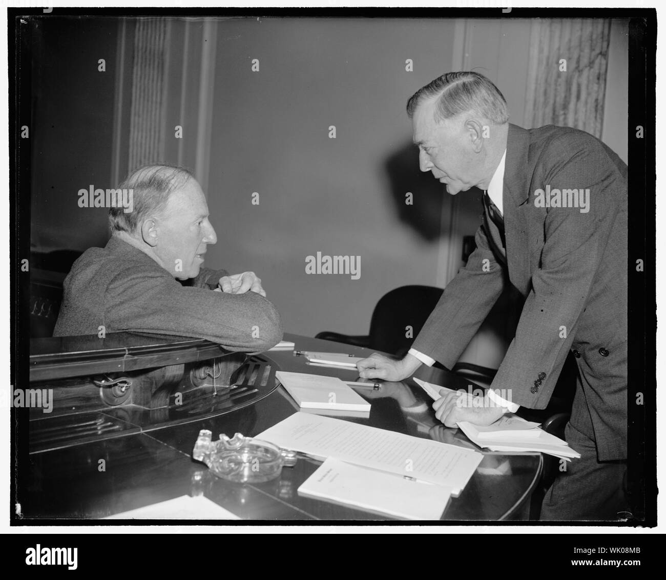 En caucus. Washington, D.C., le 21 février. Le secrétaire d'État adjoint Francis B. Sayre, gauche, au cours d'un échange avec le sénateur Key Pittman après l'apparence de Sayre devant le Sénat Affaires territoriales et Comité aujourd'hui à l'appui de modifications à la Loi sur l'indépendance Tydings-McDuffie. Sayre a dit au Comité des intérêts vitaux des États-Unis dans l'Extrême-Orient ont été concernés dans la disposition des Philippines, 2-21-39 Banque D'Images