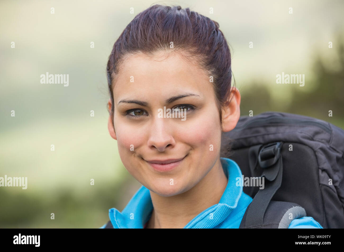 Female hiker with backpack smiling at camera Banque D'Images