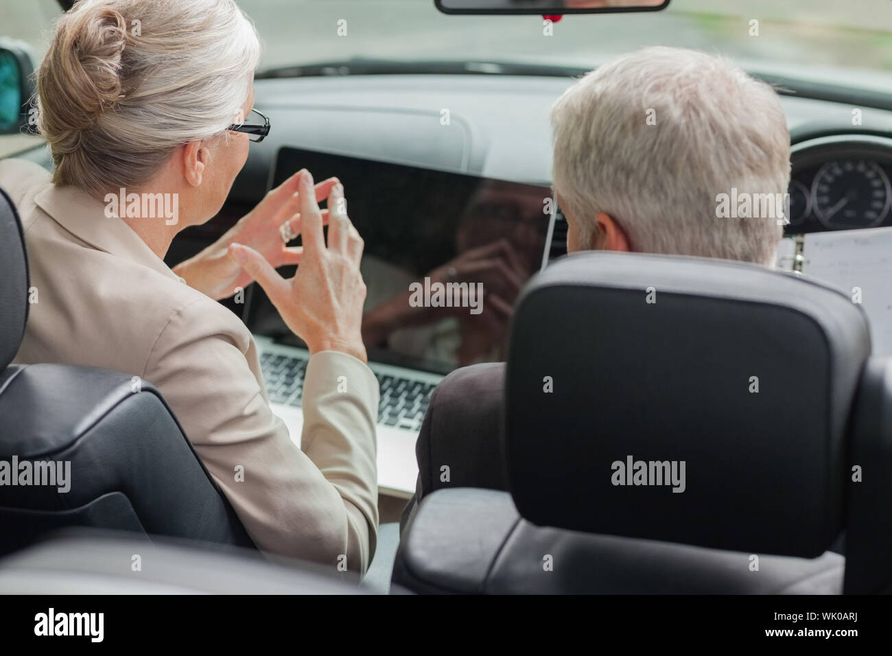 Les gens d'affaires travailler ensemble sur l'ordinateur portable en cabriolet Banque D'Images