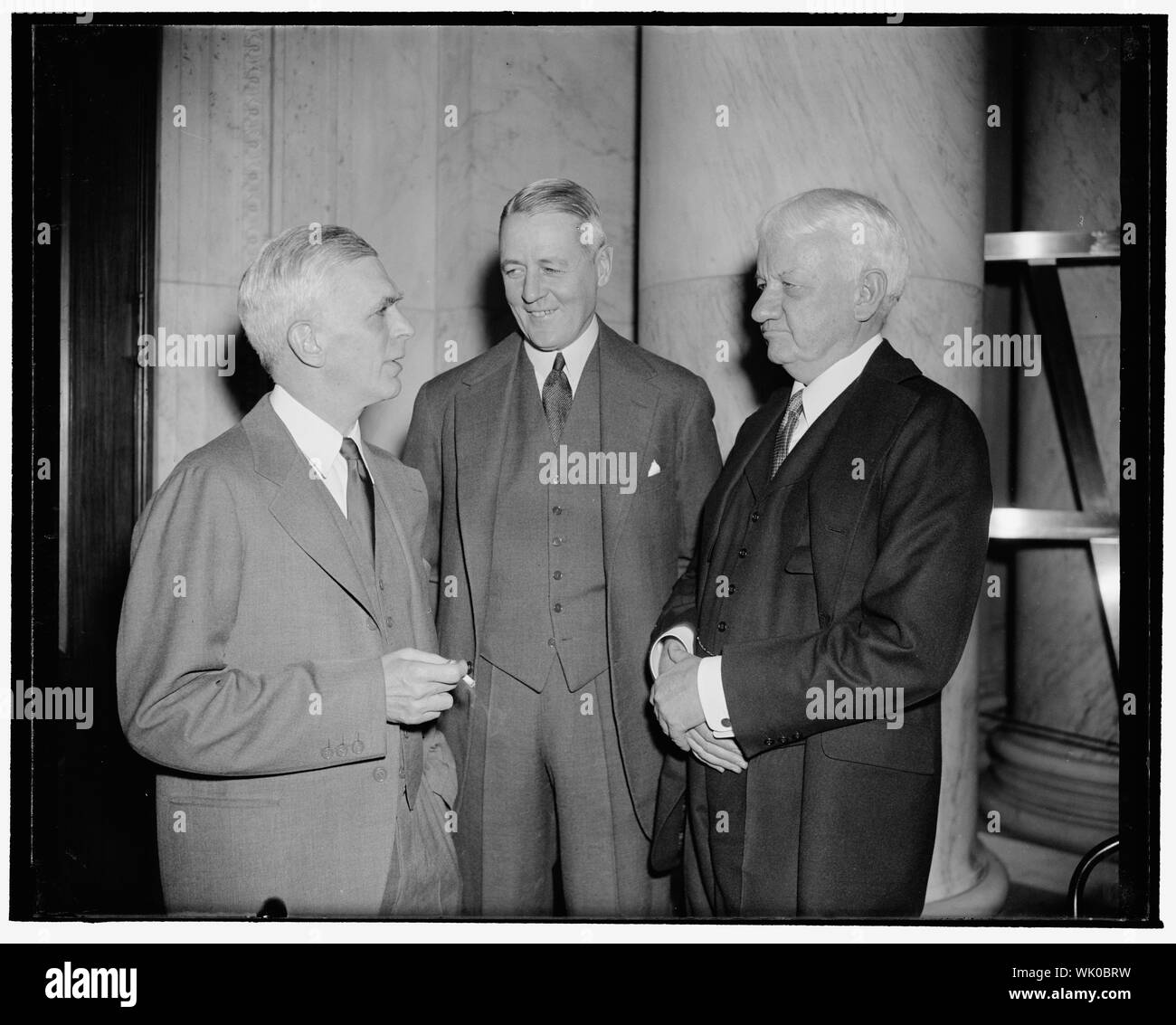 En honneur à l'audience du comité de monopole. Washington, D.C., le 20 Déc.. Pris dans une conversation informelle à la session d'aujourd'hui du monopole national Comité étaient, de gauche à droite : Harold Stanley, président de Morgan Stanley & Co., George, Whitney, de J.P. Morgan & Co., et Russell Leffingwell de J.P. Morgan & Co. Leffingwell a été sous-secrétaire au Trésor au cours de l'Administration Wilson Banque D'Images