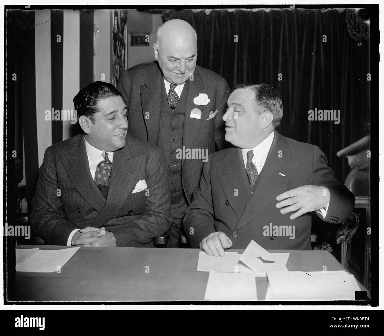 En vedette lors de la Conférence des maires Washington, D.C., le 15 novembre. Maire de La Havane, Cuba, Antonio Beruff Mendieta (à gauche) a été accueillie à la Conférence des maires dans la capitale aujourd'hui être Fiorello La Guardia (à droite), maire de New York et président de la Conférence des maires des États-Unis, et le maire de Angelo J. Rossi de San Francisco, Californie Maire Mandieta plus tard, a pris la parole à la conférence sur le premier Congrès panaméricain des municipalités, 11/15/37 Banque D'Images