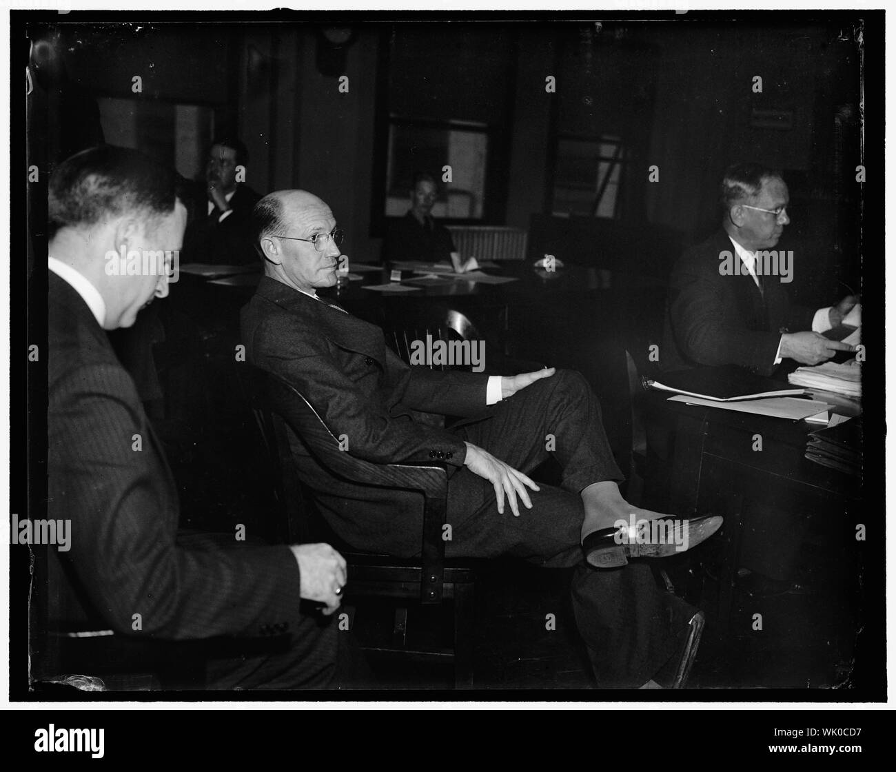 En vedette à Sec. L'enquête. Washington, D.C., le 29 décembre. Dans son témoignage devant la Commission des valeurs mobilières Investment Trust enquête aujourd'hui, Leon G. Ruth, président de la société par actions et obligations La liberté de Buffalo, a dit à sa société a octroyé des prêts à leurs dirigeants, employés et anciens employés sur les garanties qu'a diminué de valeur jusqu'à ce qu'il ne valait que 15 cents sur le dollar. Il a également expliqué comment la liberté d'actions et d'obligations passée de $10,004,00 actif le 2 avril 1929 à 716,00 $ le 30 septembre, 1936 Banque D'Images