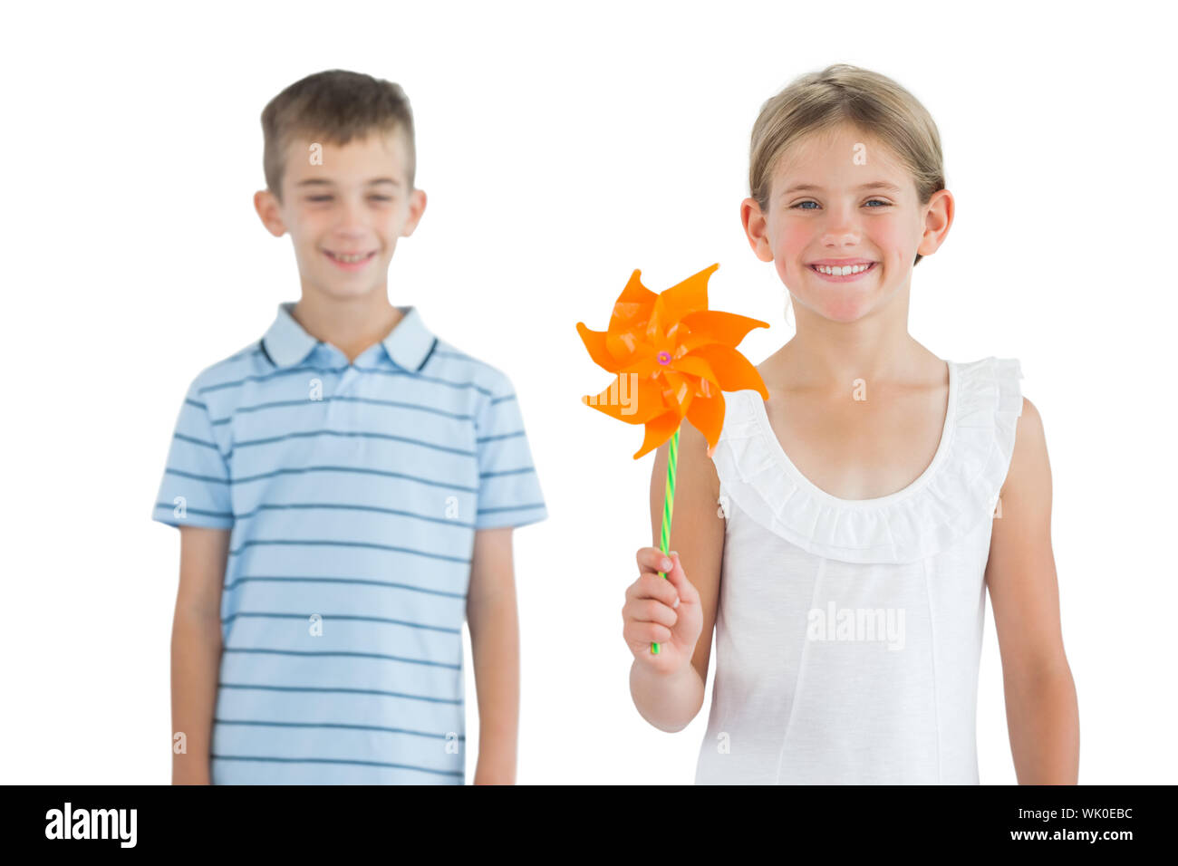 Happy brother and sister jouer avec la roue crantée Banque D'Images
