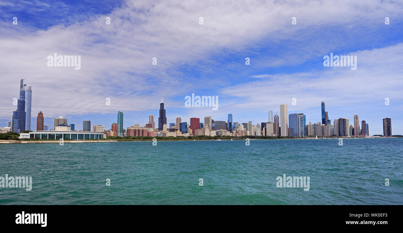 Vue panoramique de l'horizon de Chicago avec le lac Michigan au premier plan, IL, USA Banque D'Images