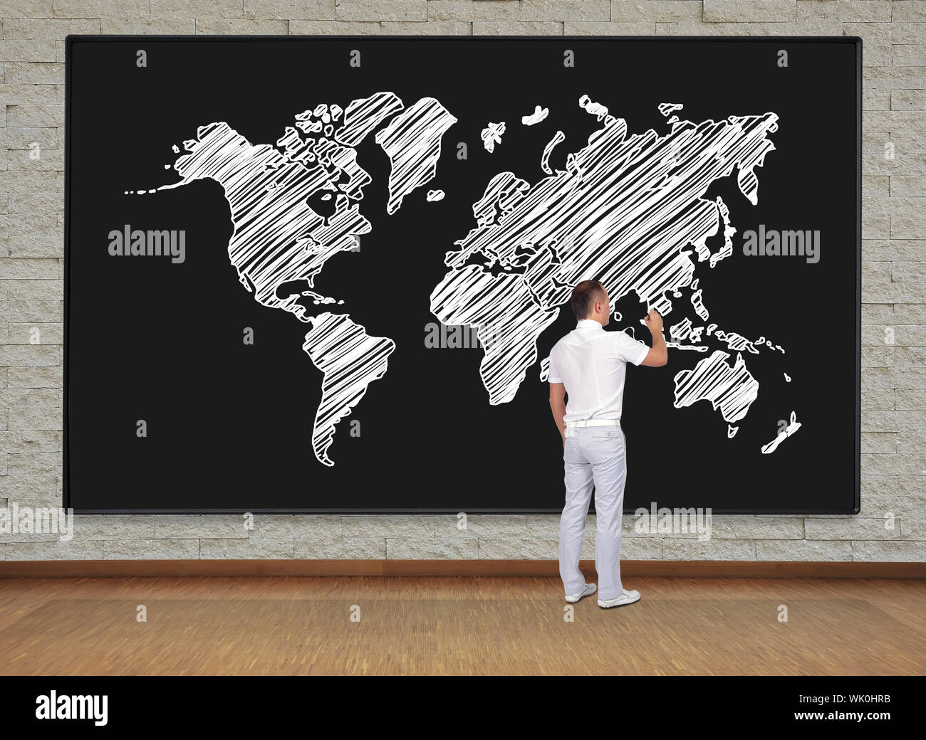 Homme debout et dessin carte du monde Photo Stock - Alamy