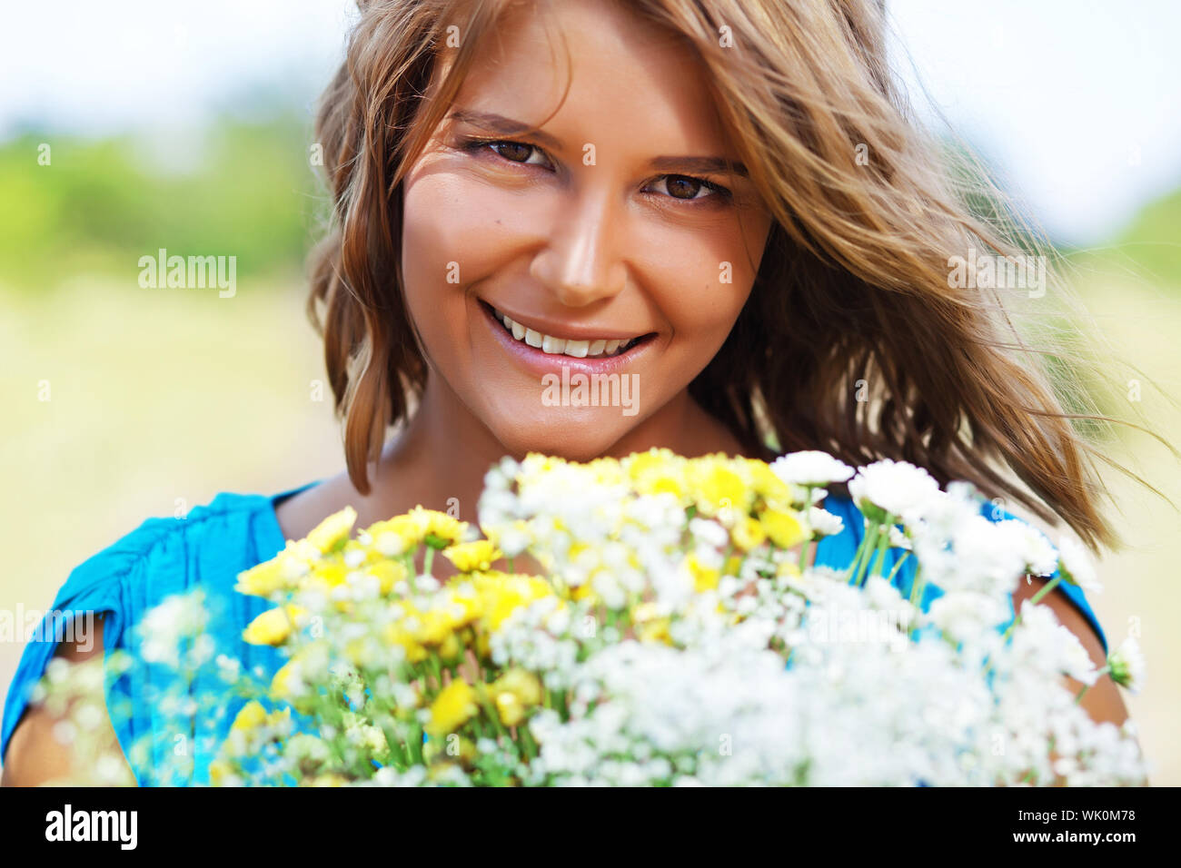 Girl holding bouquet de fleurs Banque D'Images