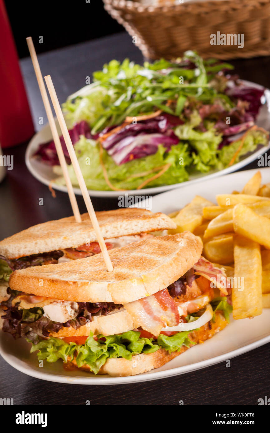 Club sandwich avec des frites de pommes de terre Banque D'Images