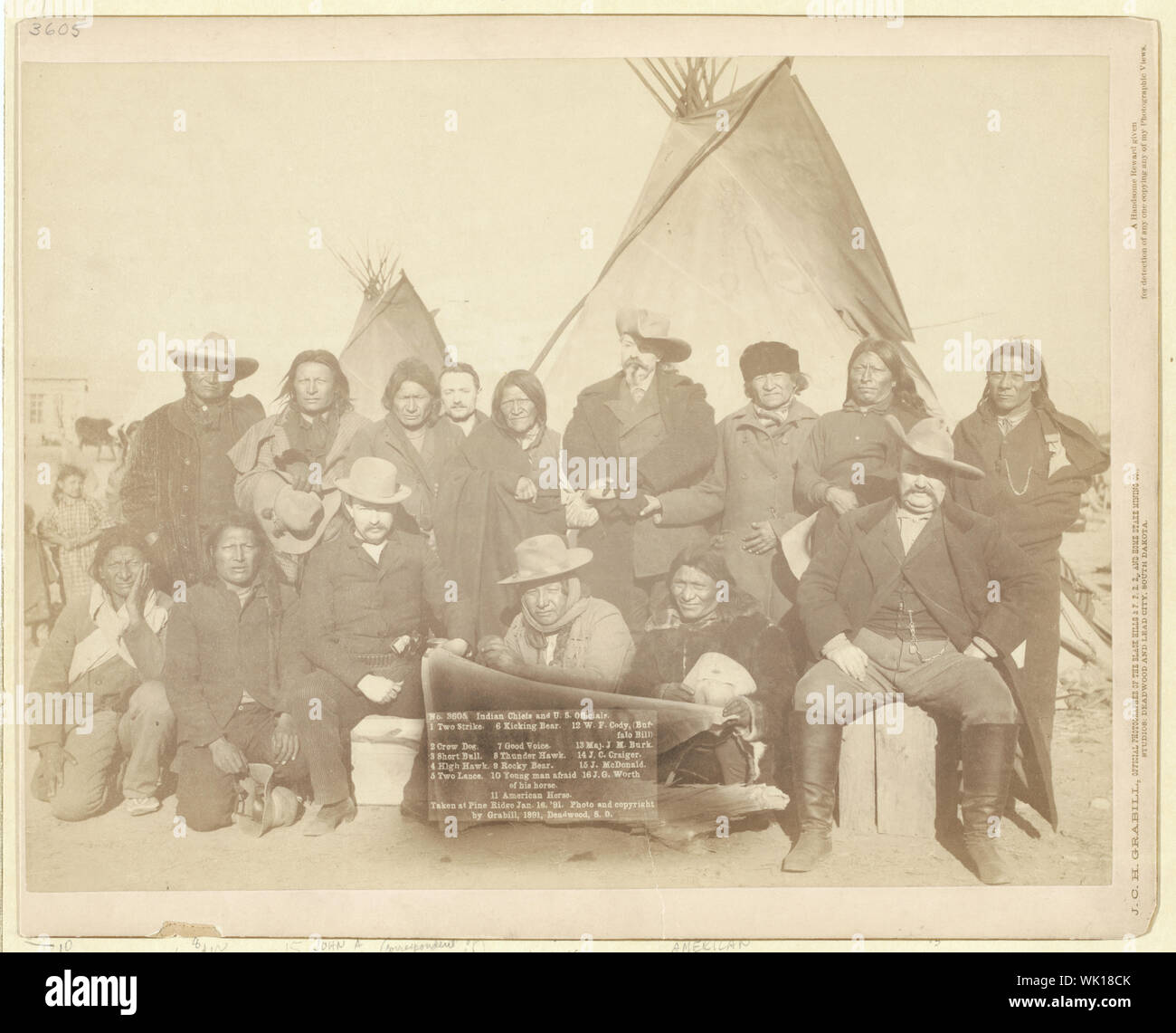 Les chefs indiens et des responsables américains. 1. Deux grève. 2. Crow Dog. 3. Court-circuit et Bull. 4. High Hawk. 5. Deux lances. 6. Des coups de l'ours. 7. Une bonne voix. 8. Thunder Hawk. 9. Rocky Ours. 10. Jeune homme peur de son cheval. 11. Cheval américain. 12. W.F. Cody (Buffalo Bill). 13. Le major J.M. Burk. 14. J.C. Craiger. 15. J. McDonald. 16. J.G. D'une valeur. Prises à Pine Ridge, 16 janvier '91 Banque D'Images