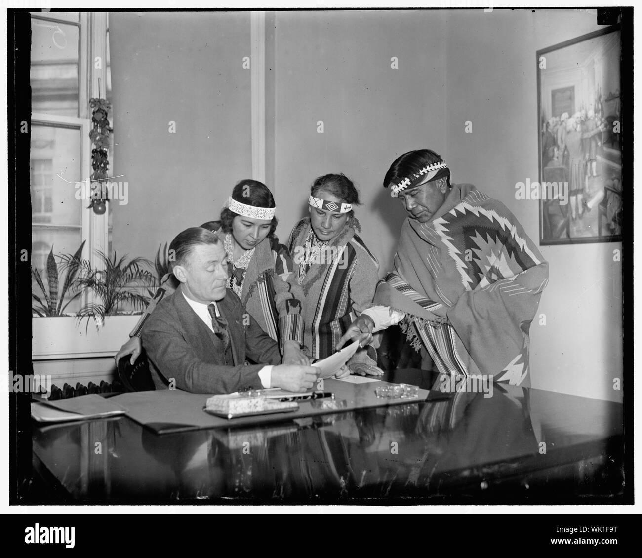 Les Indiens confèrent avec Rep. Sheppard. Washington, D.C., 2 mars. Un organe représentatif de la Californie indiens appelé Rep. Harry R. Sheppard de Cal. Aujourd'hui pour demander au député de déposer un projet de loi visant à placer les Indiens nés depuis mai 1929 entrerait dans le cadre de l'attribution de 1928. Les Indiens ont réussi à le Représentant a présenté l'amendement aujourd'hui. De gauche à droite : Rempl. Harry R. Sheppard de Cal. ; Julia Ross Gardner, de l'évêque, les Indiens Piute Comté d'Inyo, en Californie ; Célestin Von Bullow Pico, un gouverneur de Californie, Pachanga indien de Comté de Riverside, en Californie ; et Tom Largo, Capuilla indien de Rive Banque D'Images