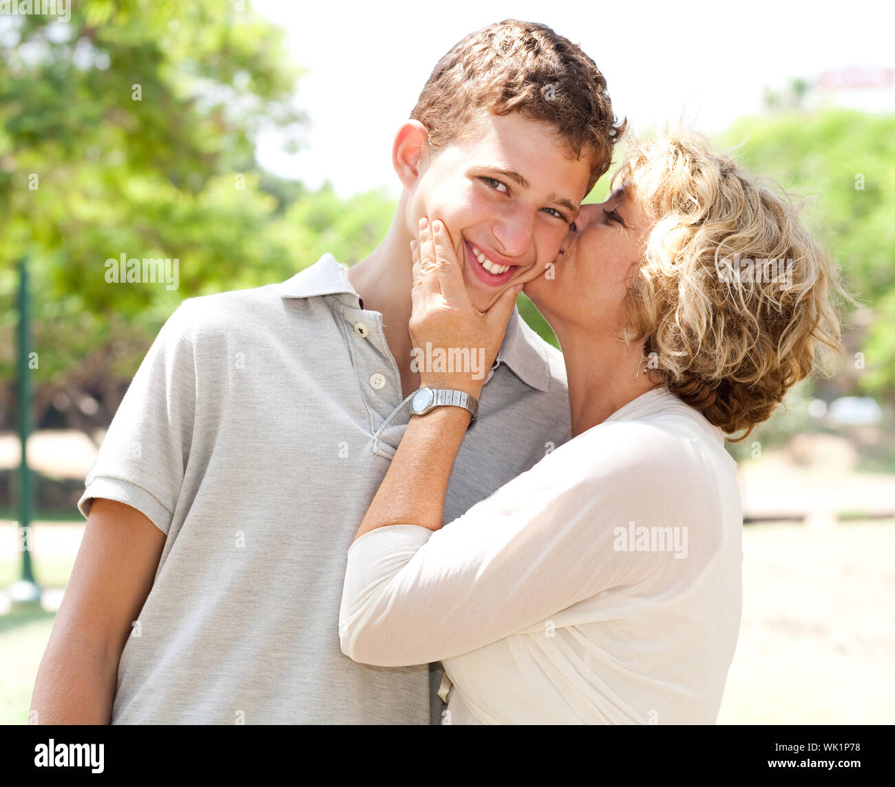 Portrait d'une femme heureuse embrasser adorable petit-fils Banque D'Images