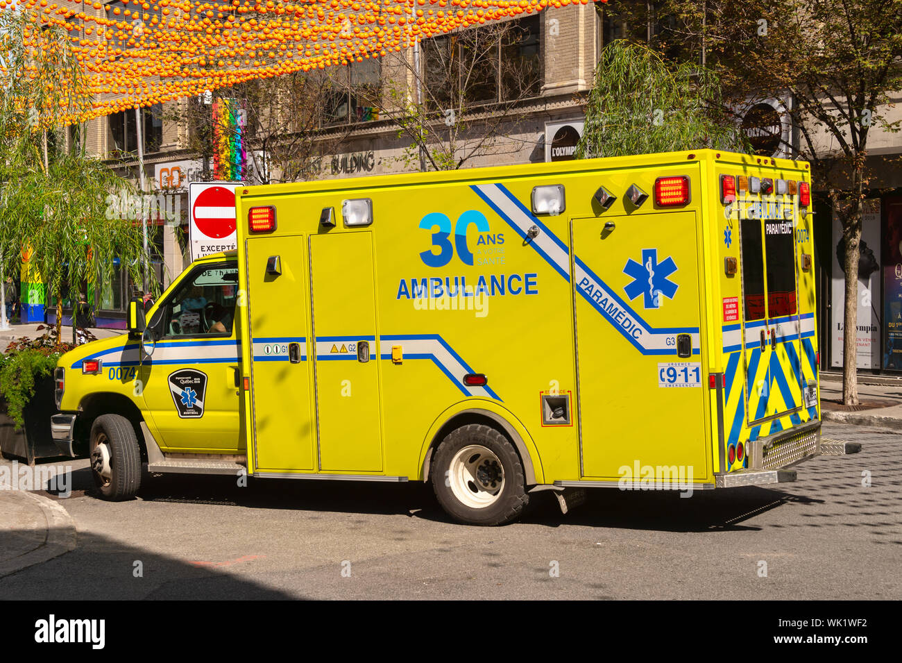 Montréal, Canada - 03 septembre 2019 : Ambulance stationnée sur la rue Sainte-Catherine. Banque D'Images