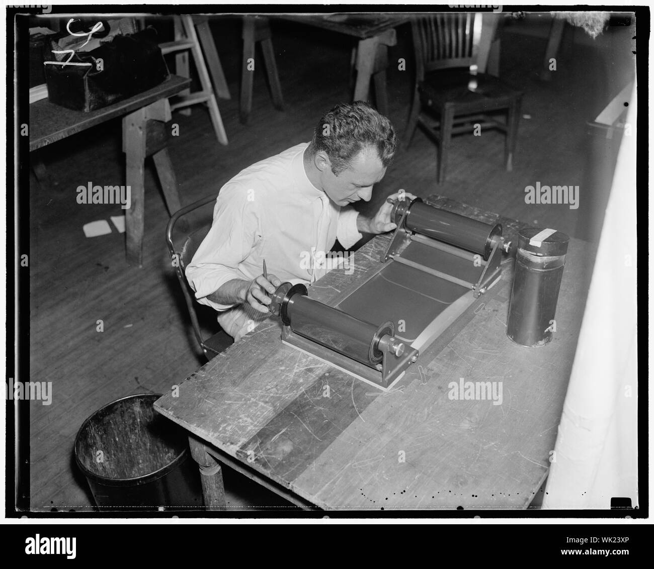 Inspecte les films pour 3 000 000 $ la carte. Des photos pour la carte sont réalisés sur un énorme rouleau de film par l'antenne cameramen. C.E. Kowaloczyk AAA, travailleur, est indiqué l'inspection le film pour relever les défauts avant qu'il ne soit envoyé au laboratoire pour être imprimés, 7/28/37 Banque D'Images