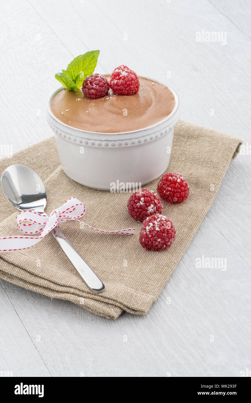 Régime paléo Dessert style fait de chocolat noir, les Œufs et le lait de coco Banque D'Images