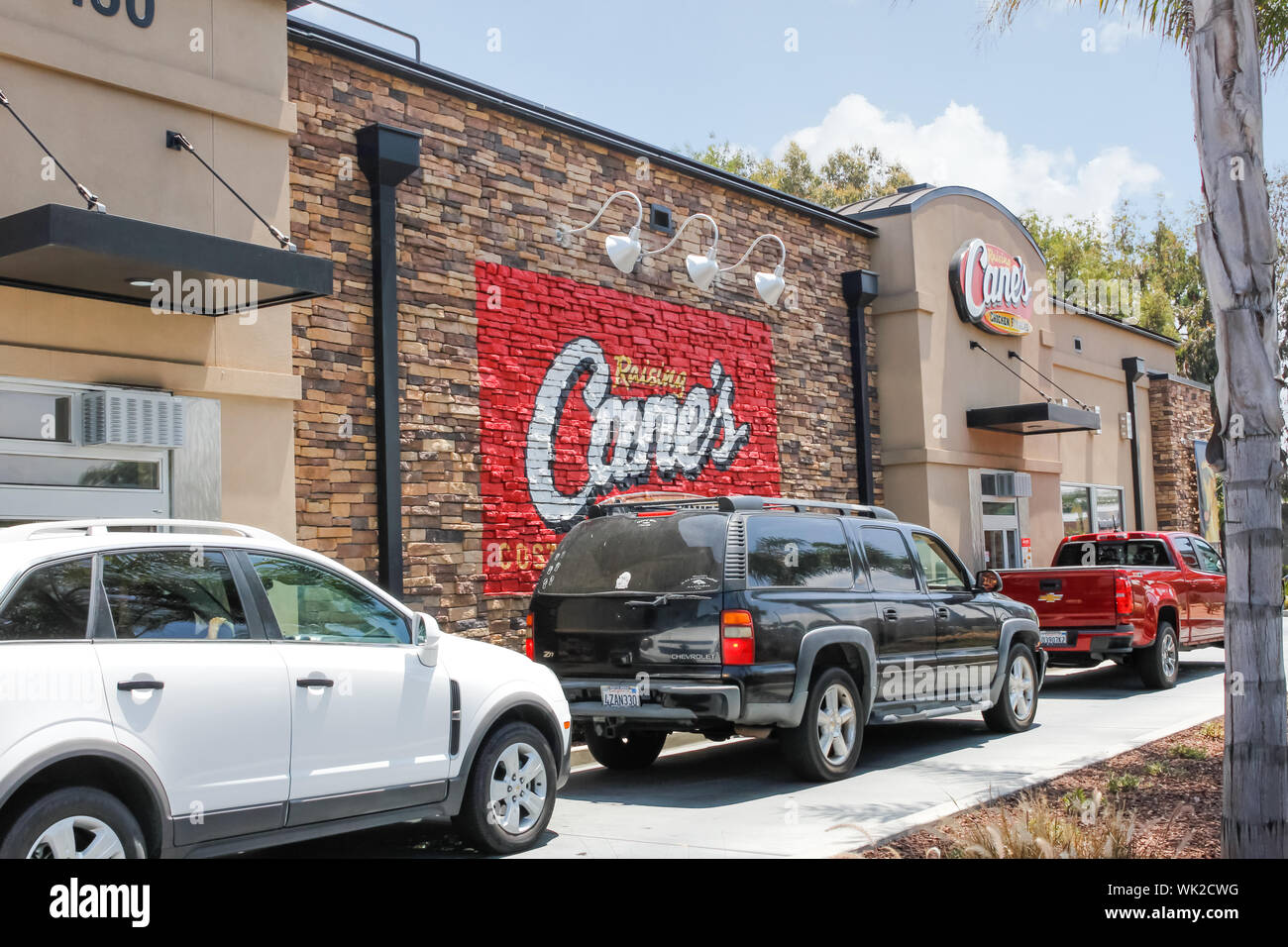 Une vue de l'animation de drive-thru lane au fast food restaurant connu sous le nom de canne montée des doigts de poulet Banque D'Images