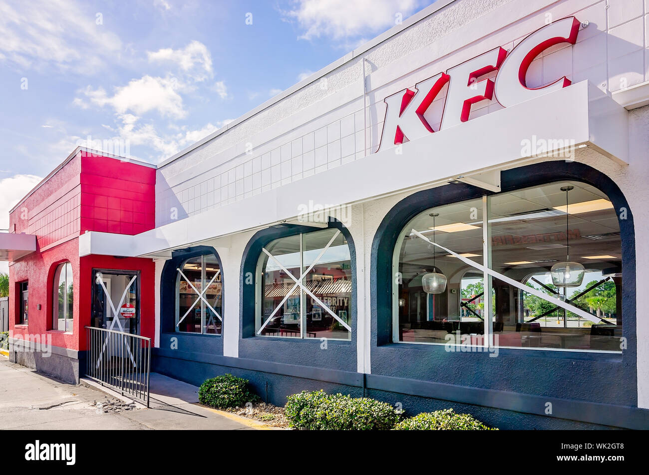 Windows sont scotchées à prévenir les dommages de l'ouragan dans un restaurant de Poulet frit Kentucky, le 2 septembre 2019, à Saint Augustine, en Floride. Banque D'Images