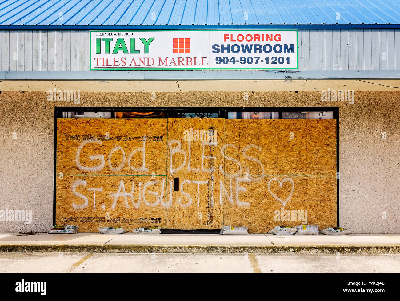 Une entreprise est condamné pour l'Ouragan Dorian avec du contreplaqué portant le message, "Dieu te bénisse", saint Augustin, le 2 septembre 2019, à Saint Augustine, en Floride. Banque D'Images