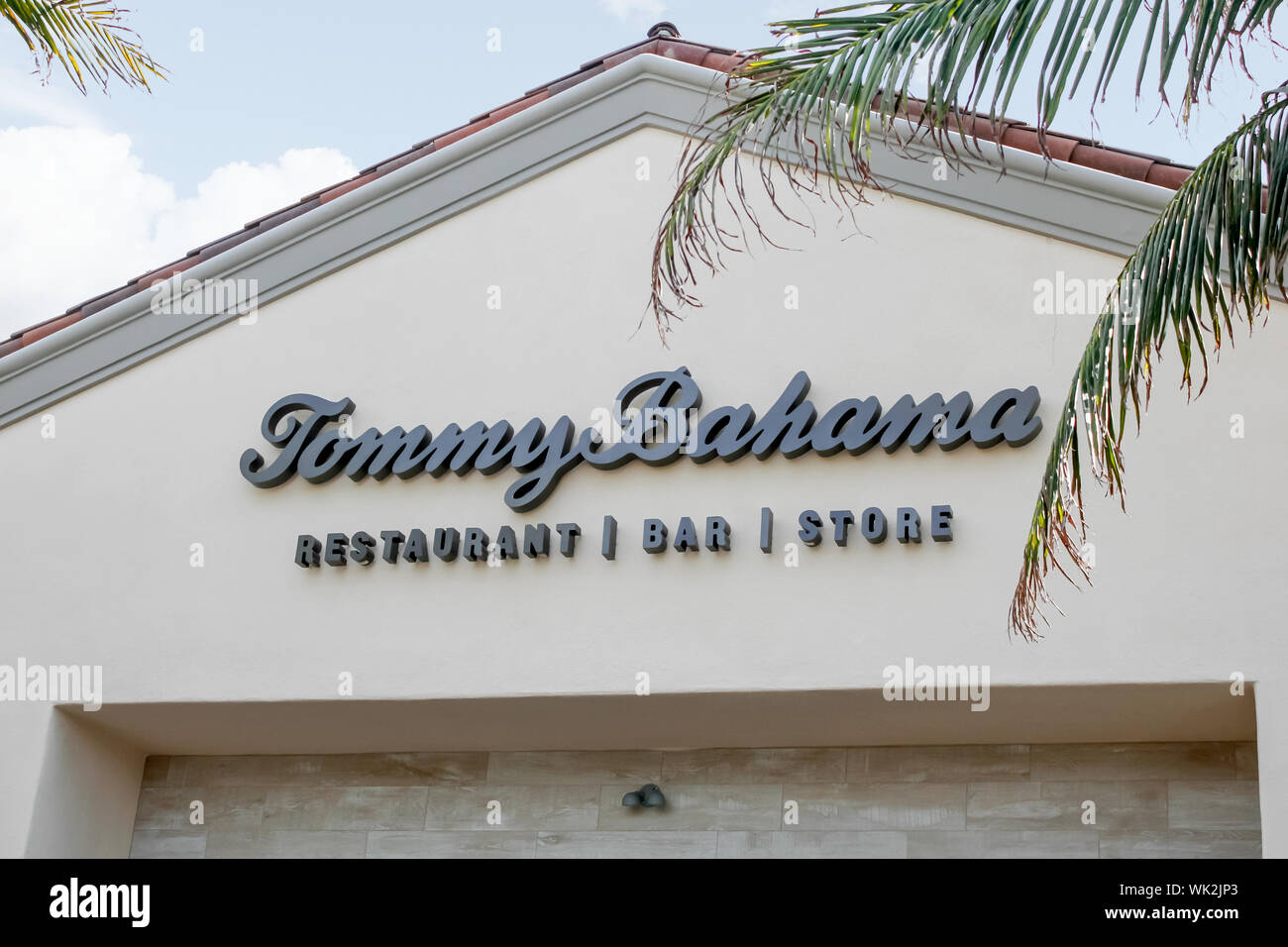 Un magasin avant de signer pour un magasin de détail et un restaurant connu sous le nom de Tommy Bahama Banque D'Images