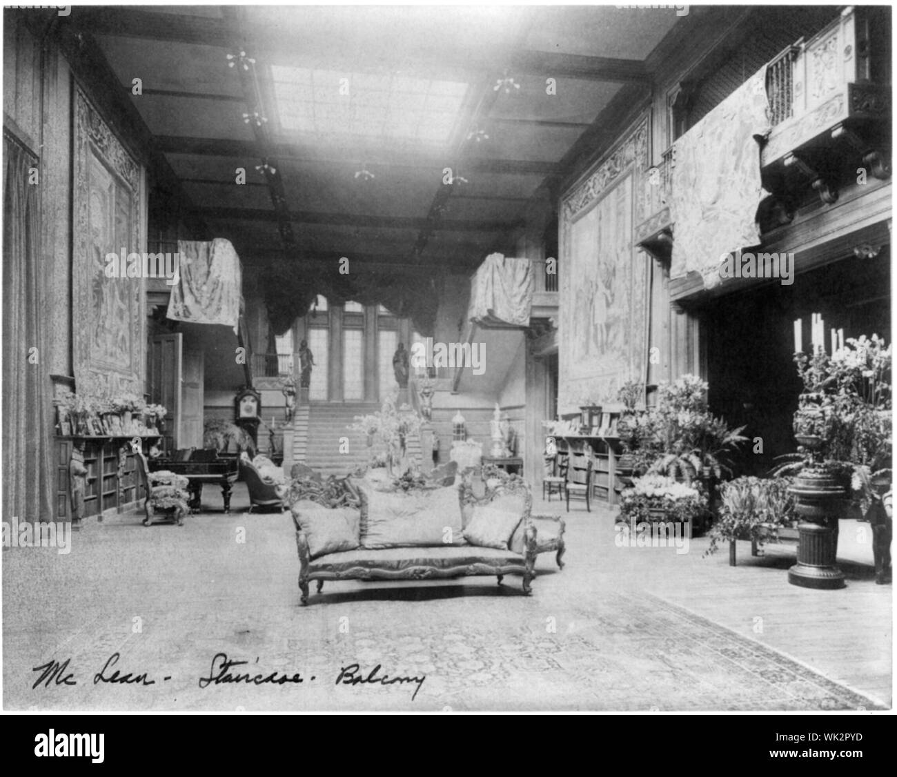 Intérieur de John R. McLean House, 1500 JE St., N.W., Washington, D.C. - Escalier depuis l'ensemble de salle de musique Banque D'Images