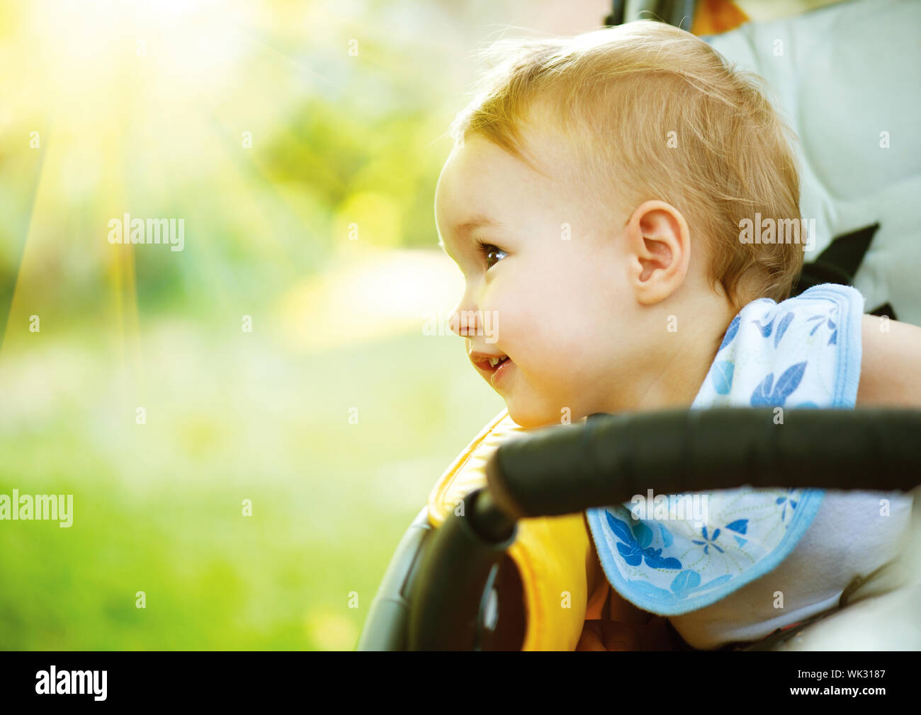 Little Baby Girl Portrait en extérieur. Smiling Cute Child Banque D'Images