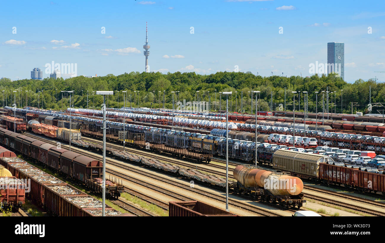 Munich, Allemagne - 10 juillet 2019 - Vue panoramique de Munich de triage ferroviaire du nord avec beaucoup beaucoup de wagons chargés en attente de livraison Banque D'Images