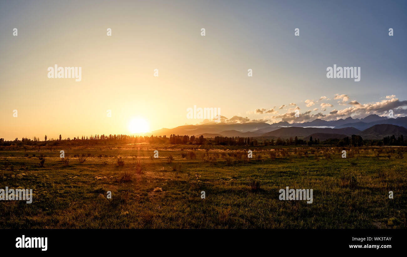 Panorama d'une vallée de montagne en été. Nature extraordinaire, les montagnes éclairées par le coucher du soleil, l'été, l'automne dans les montagnes. Voyage, tourisme, beau retour Banque D'Images