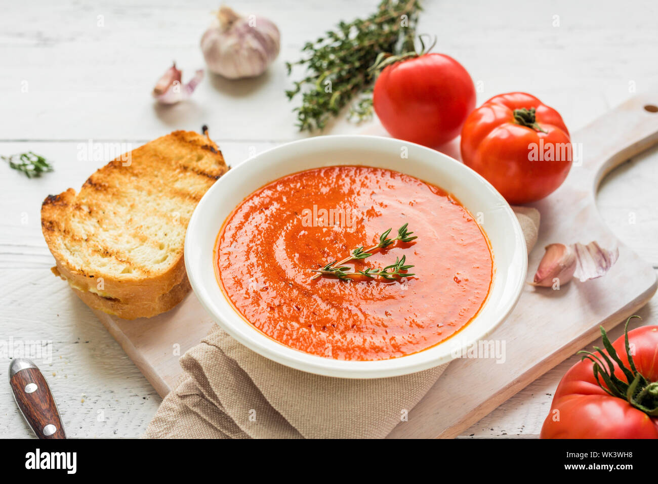 Soupe de tomate avec sandwich au fromage, copiez l'espace. Soupe aux tomates maison avec le thym. Banque D'Images